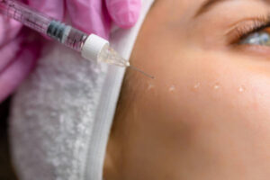İzmir gençlik aşısı uygulamaları ile yüz gençleştirme uzman dermatolog tarafından