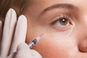 Göz altı ışık dolgusu uygulamaları ile göz altı gençleştirme uzman dermatolog tarafından
