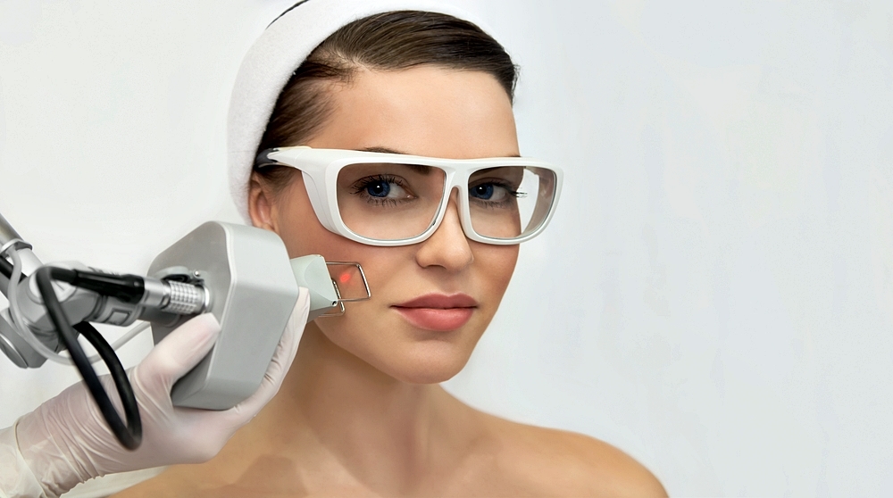 Laser skin rejuvenation treatment in Izmir for brighter, smoother skin performed by a dermatologist